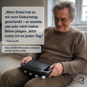 Älterer Mann verwendet das Recovility ThermaPulse 16 Massagegerät zur Muskelentspannung, neben einem inspirierenden Zitat.
