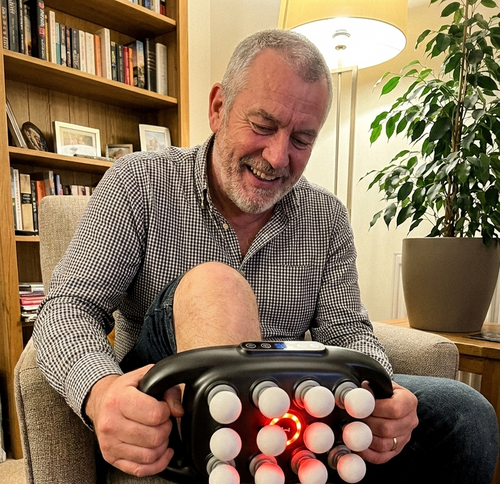 Recovility UGC – Mann massiert Wade im Sessel