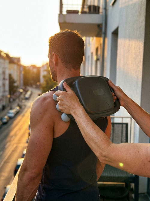 ThermaPulse 16 Schultermassage auf dem Balkon