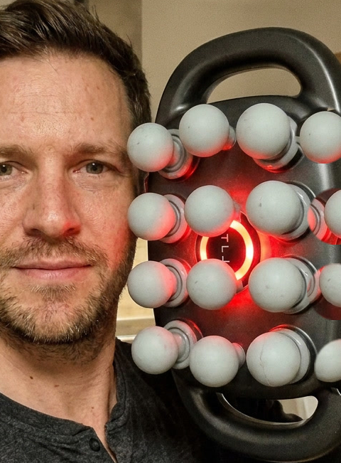 Selfie mit ThermaPulse 16 Massagegerät in der Küche, 16 Massageköpfe mit Rotlicht